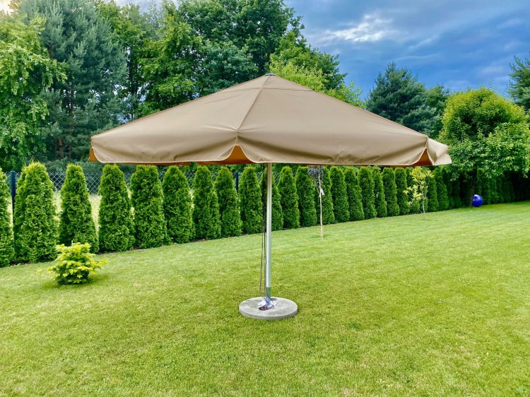 Parasol w ogrodzie